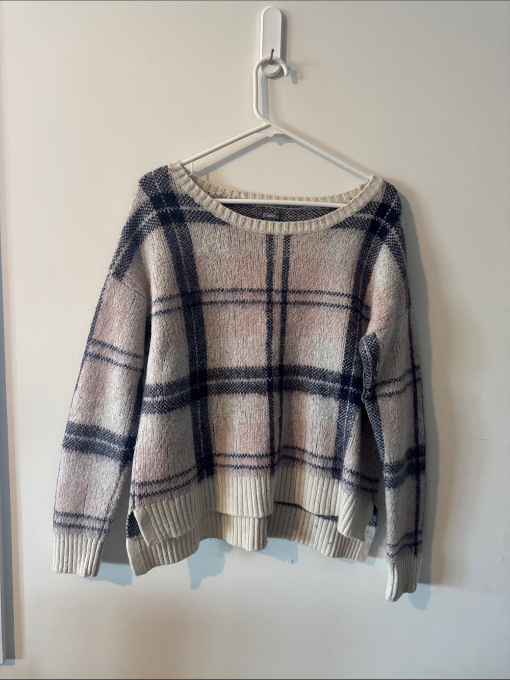Aerie Plaid Crewneck Sweater in Cream and Navy